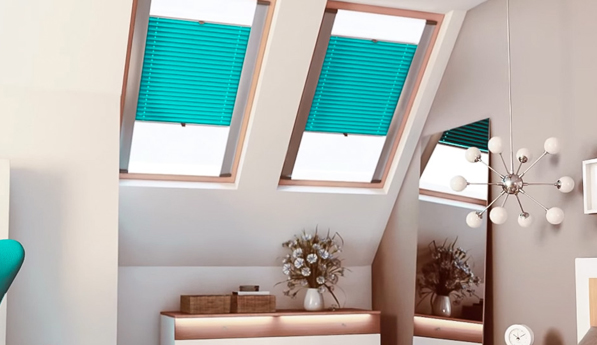 Rolety dachowe a plisy dachowe, czyli czym osłonić okno na poddaszu?