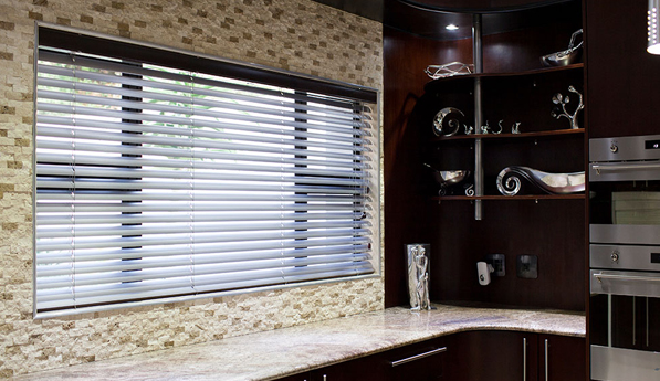 Kuchnia w stylu retro - jakie rolety i żaluzje wybrać, by podkreślić klimat wnętrza?