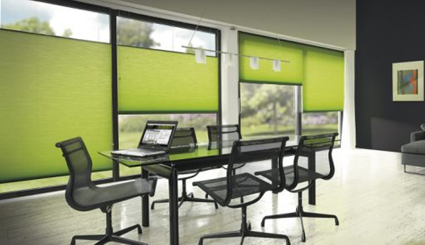 Plisy w biurach, hotelach i coworkingach - nowoczesna osłona okienna do przestrzeni komercyjnych